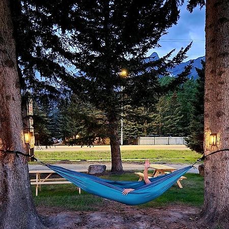 Rundle Mountain Lodge Canmore Bagian luar foto
