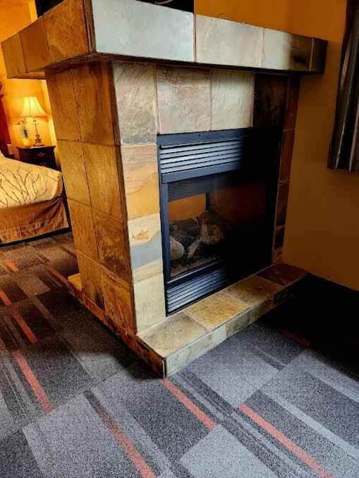 Rundle Mountain Lodge Canmore Bagian luar foto
