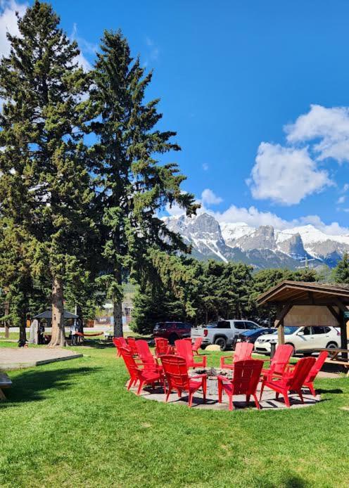 Rundle Mountain Lodge Canmore Bagian luar foto