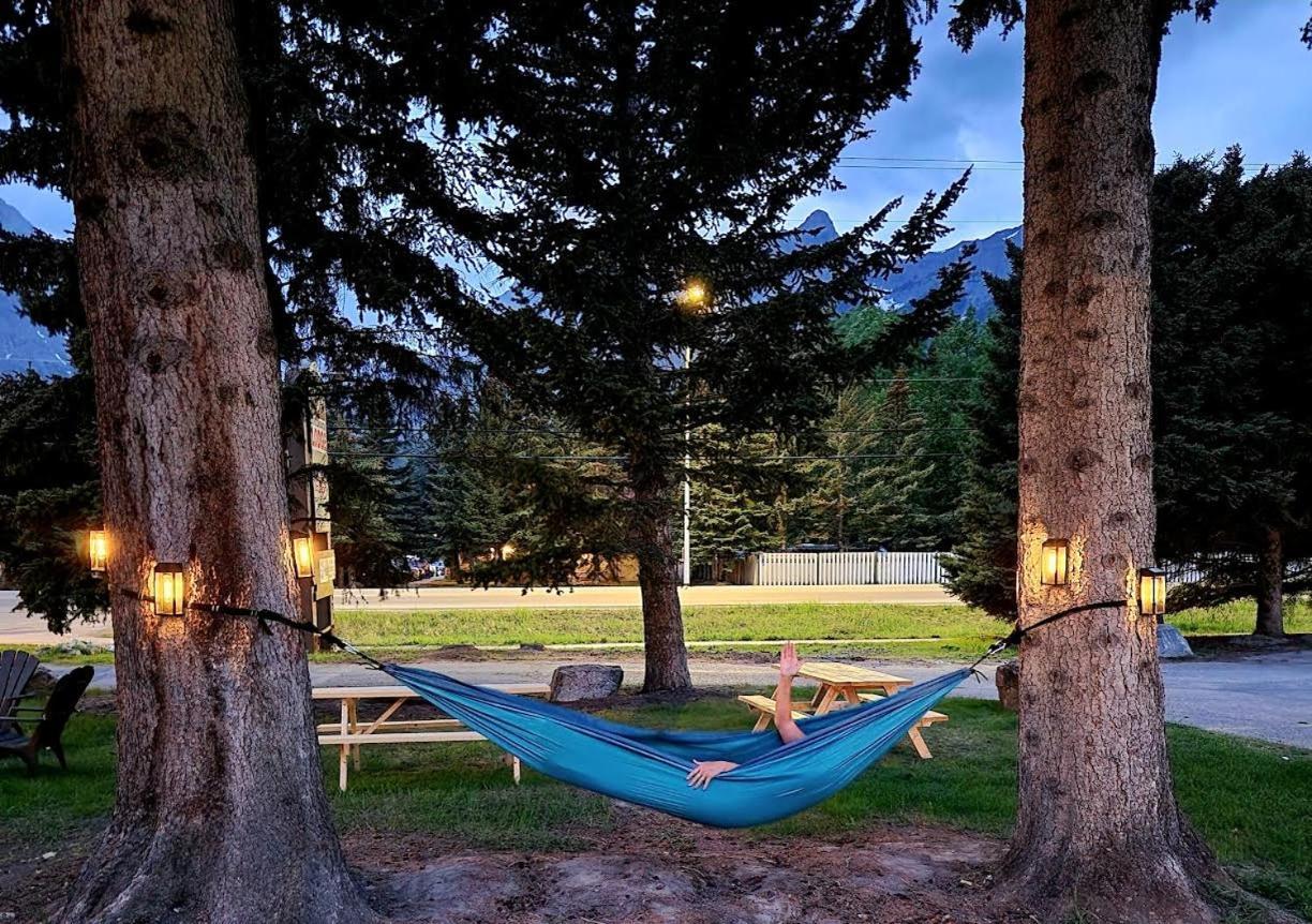 Rundle Mountain Lodge Canmore Bagian luar foto