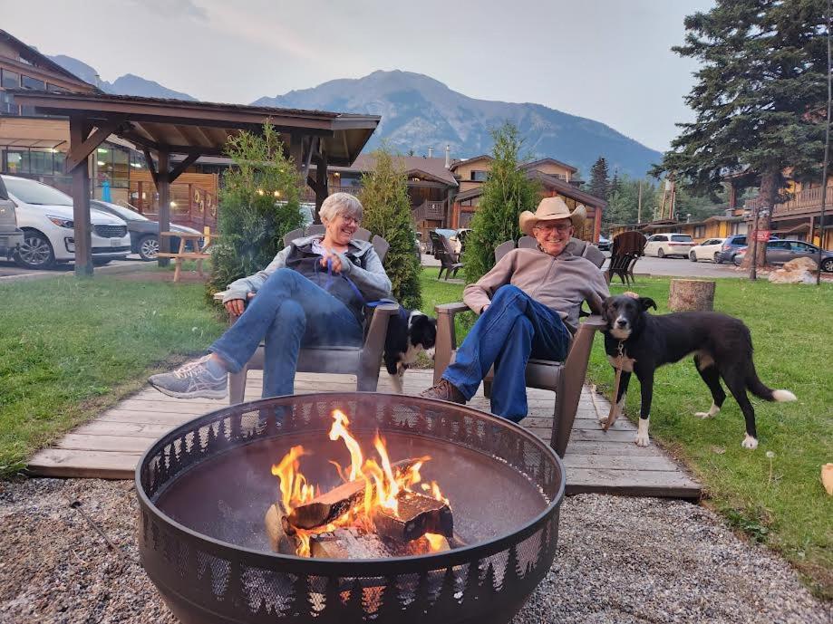 Rundle Mountain Lodge Canmore Bagian luar foto